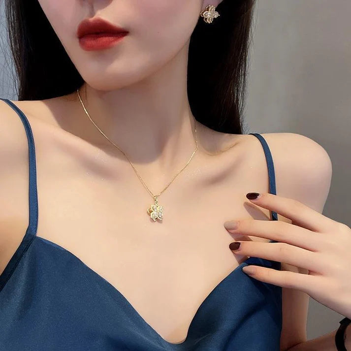 Four Leaf Flower Diamonds - Necklace
